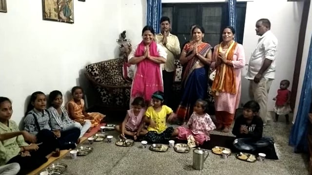 शारदी नवरात्रि के चलते अपर जिला अधिकारी औरैया रेखा एस चौहान ने जयकारों के बीच कराया कन्या भोज