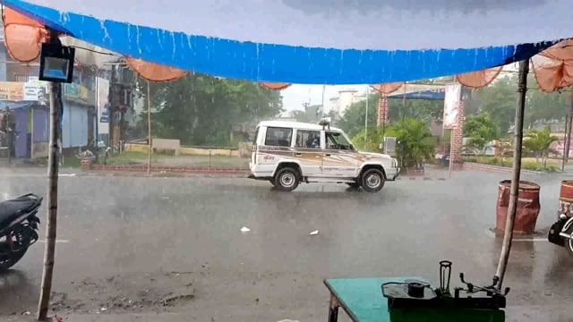 सूर्यगढ़ा दुर्गा पूजा का पर्व उदासी और मायूसी में बदली दुकानदारों में देखी गई  उदासी