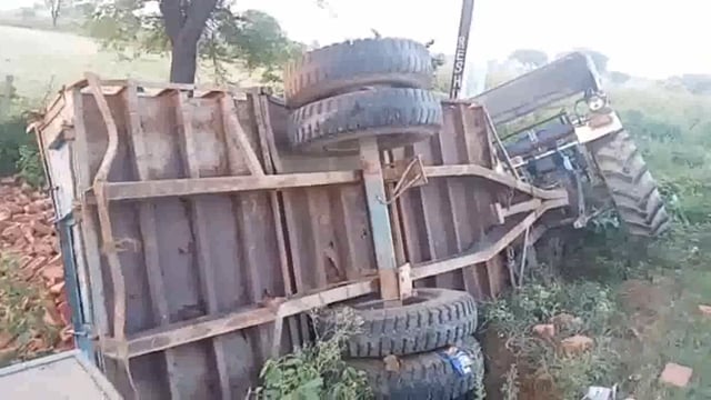 ईटों के ट्रैक्टर ट्राली से हुई कार की भिड़ंत आधा दर्जन से अधिक हुए घायल