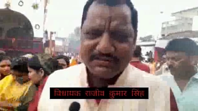 तारापुर विधायक राजीव सिंह ने पूरे परिवार के साथ तेलडीहा दुर्गा मंदिर में की पूजा अर्चना