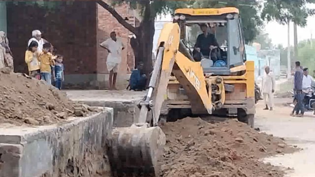 मांट :- जावरा पंचायत के गांव लक्ष्मीनगर में ग्राम प्रधान द्वारा नाली निर्माण कार्य कराया गया