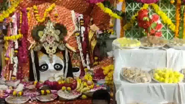 वृंदावन परिक्रमा मार्ग स्थित चामुंडा देवी मंदिर में लगाया गया छप्पन भोग।