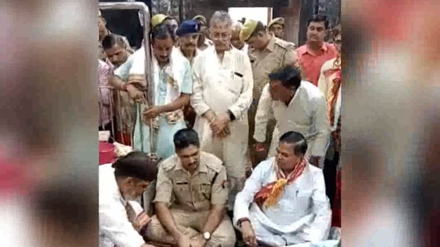 गोवर्धन में वरिष्ठ पुलिस अधीक्षक श्री अभिषेक यादव जी IPS ने मानसी गंगा के प्रवेश द्वार का पूजा अर्चना कर शिलान्यास किया
