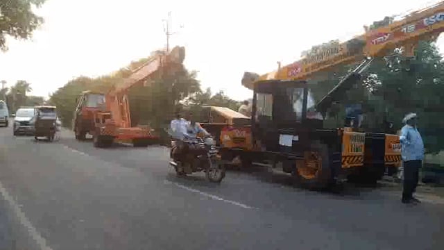 वृंदावन डांगोली रोड़ पर गाड़ी को बचाने के चक्कर में पलटा क्रेशर भरा 20 टायरा लोडिंग ट्रक।