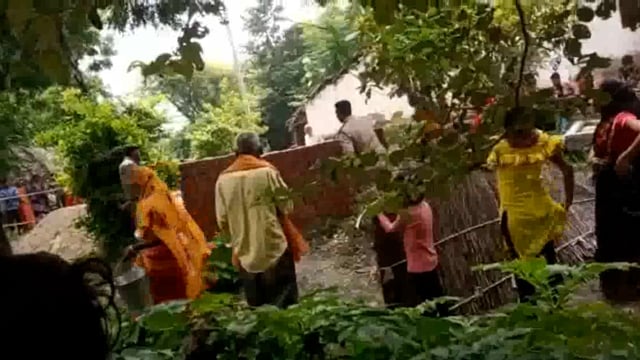 गौहनिया चौकी के सिपाहियों पर महिलाओं ने लगाया अभद्रता करने का आरोप#Prayagraj 