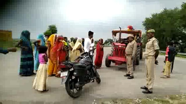 ट्रैक्टर से निकाले जा रहे लोगों को पुलिस ने रोका#Prayagraj 