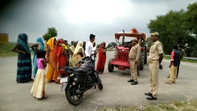 ट्रैक्टर से निकाले जा रहे लोगों को पुलिस ने रोका#Prayagraj 