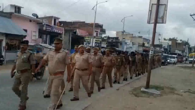 आपत्तिजनक वायरल वीडियो व विजयदशमी पर्व को लेकर इटवा पुलिस द्वारा इटवा मुख्य चौराहे पर किया गया पैदल गस्त