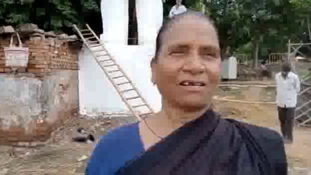 55 फिट ऊँचे रावण के पुतले को तैयार करती है महिला