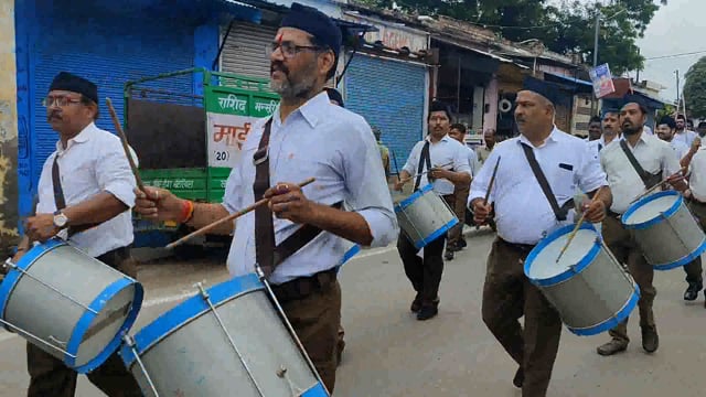 कोंच,आरएसएस के स्वयं सेवकों ने निकाला पथ संचलन