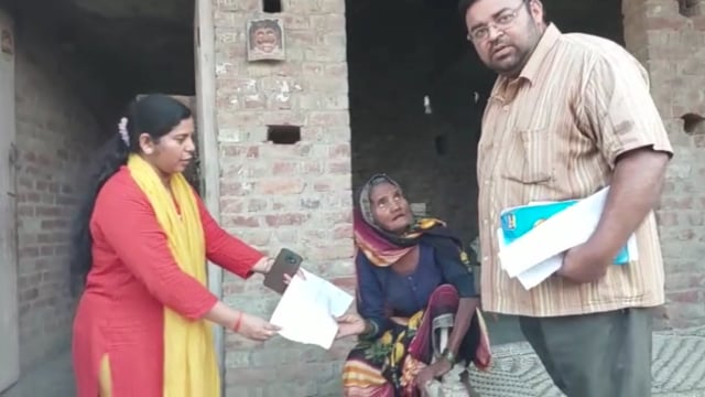 चंदौसी तहसीलदार मोनालिसा जौहरी ने निर्वाचन आयोग के निर्देशन के क्रम में वरिष्ठ मतदाताओं को दिया प्रमाण पत्र |