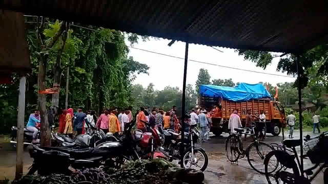 गोंडा कड़ी सुरक्षा व्यवस्था के बीच मां दुर्गा की प्रतिमा विसर्जन के लिए हुई रवाना