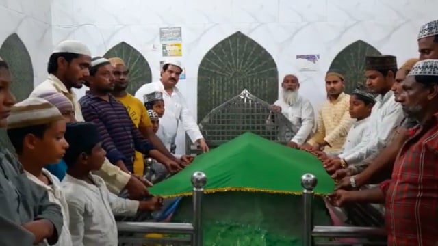 संभल में सपा मुखिया मुलायम सिंह यादव को जल्द स्वस्थ होने की कामना करते हुए सपा कार्यकर्ताओं ने दरगाह पर चादर पोशी की |