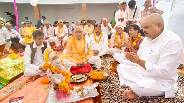 गोंडा एक मांगलिक कार्यक्रम में पहुंचे भाजपा विधायक प्रेम नारायण पान्डेय का लोगों ने किया अभिवादन