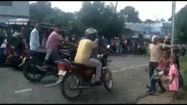 देर रात बदमाशों ने बाइक में लगाई आग।