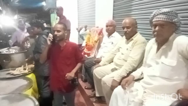 बरसात पर भारी पड़ी आस्था, चौरसिया चौक चौराहे इटियाथोक पर व्यापार मंडल के पदाधिकारियों ने किया प्रसाद वितरण