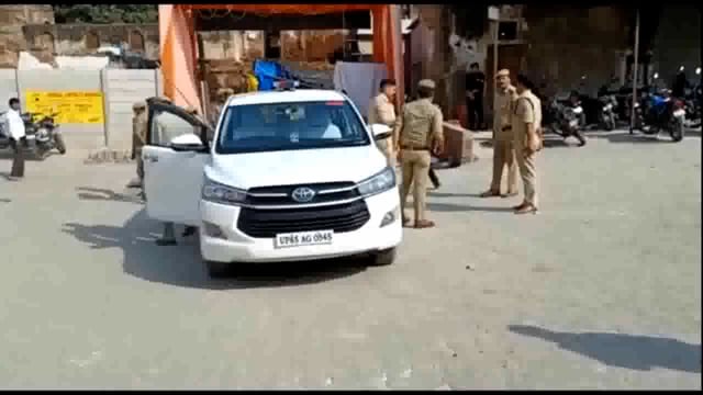 गोवर्धन गिर्राज जी की शरण मे पहुँचे एसएसपी साधु संतों के साथ कि गिर्राज जी की पूजा अर्चना,मन्दिर के नये गेट की रखी नींव 