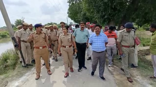 शहर के फफूंद रोड पर मूर्ति विसर्जन को लेकर तैयार तालाब पर पहुंचे डीएम एसपी अधीनस्थों को दिए आवश्यक दिशा निर्देश