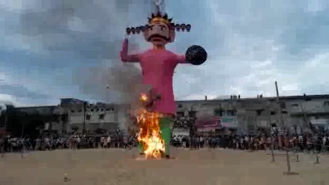 औरैया शहर में दशहरा के अवसर पर किया गया रावण पुतला दहन लोगों ने लगाया जय श्रीराम के नारे
