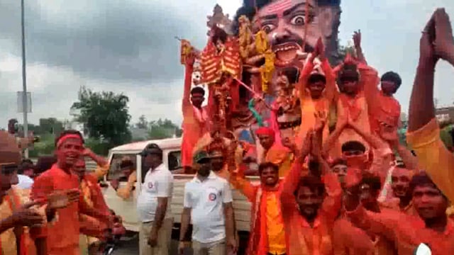 नाचते गाते दुर्गा प्रतिमाओं का विसर्जन करने निकले लोग#Prayagraj 