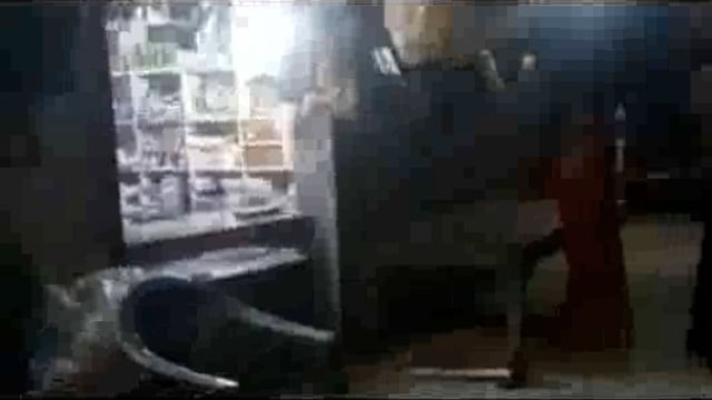 महिला दुकानदार को युवक ने दुकान में घुसकर पीटा, फोन पर महिला ने पुलिस से की शिकायत#Prayagraj 