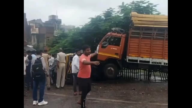 गोंडा तेज रफ्तार डीसीएम टेंपो में मारी टक्कर 