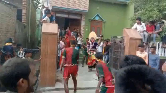 खैर तहसील के गांव शिवाला कला में निकाली गई मां काली की झांकी