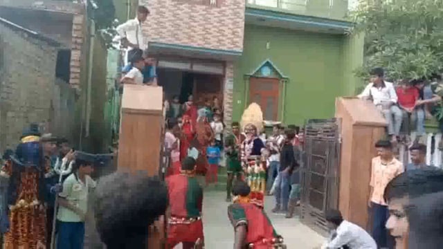 खैर तहसील के गांव शिवाला कला में निकाली गई मां काली की झांकी