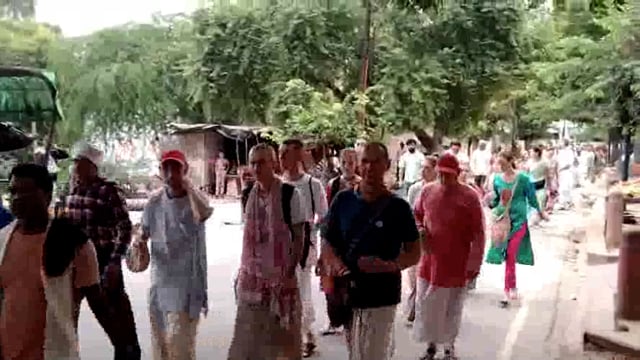 पापांकुशा एकादशी पर परिक्रमार्थी भक्तों ने सुहाने मौसम में लगाई वृंदावन की पंचकोसीय परिक्रमा। 