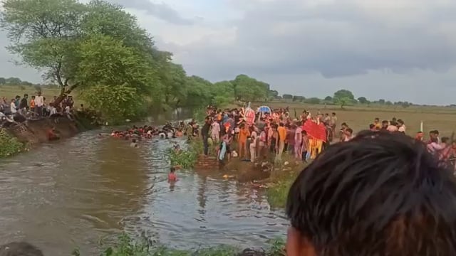 जालौन

प्रशासनिक अधिकारियों की मौजूदगी में नारायणपुरा गांव की नहर में मूर्तियों का विसर्जन किया गया 