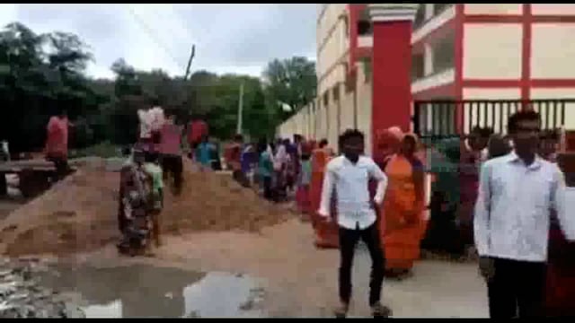 जमीनी विवाद को सुलझाने पहुंचे लेखपाल,कनूनगो, तहसीलदार को ग्रामीणों ने बनाया बंधक, 
 पुलिस हल्का बल प्रयोग कर भीड़ हटाया