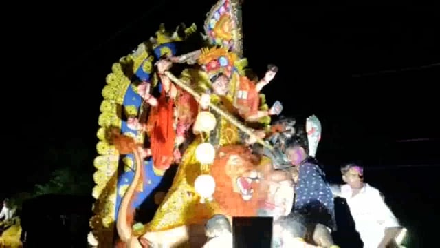 बिहमा गांव में मां दुर्गा की प्रतिमा का परंपरागत तरीके से किया गया विसर्जन।