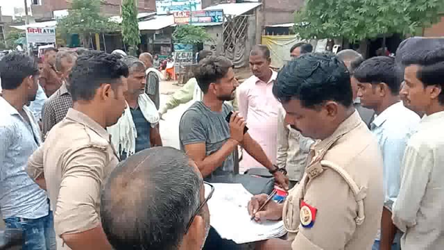 फफूंद थाना के अछल्दा चौराहे पर दिनदहाड़े बाइक सवार बदमाशों ने ठेकेदार से लाखों रुपए लूटे