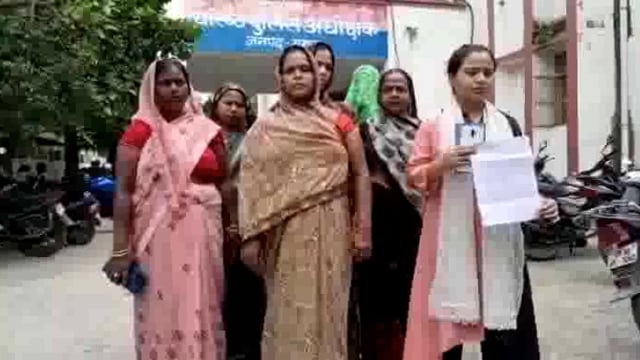 फरह थाना क्षेत्र के लोग एसएसपी के यहां पहुंचे पुलिस पर लगाया दबंगों से मिलीभगत का आरोप