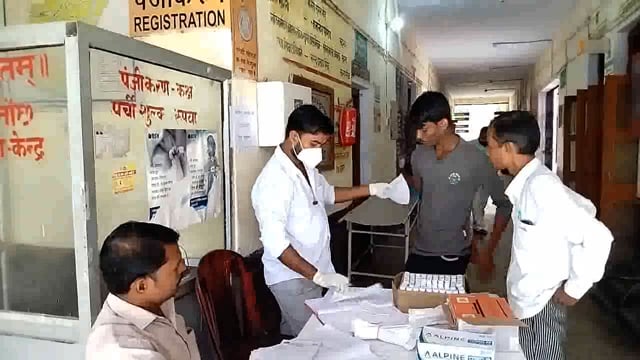 तरबगंज :सामुदायिक स्वास्थ्य केंद्र पर कैप लगाकर 27 लोगों की हुई कोराना जॉर्ज