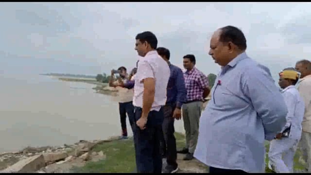 तरबगंज :जिला अधिकारी डॉ उज्जवल कुमार ने बाढ़ प्रभावित क्षेत्र का किया निरीक्षण