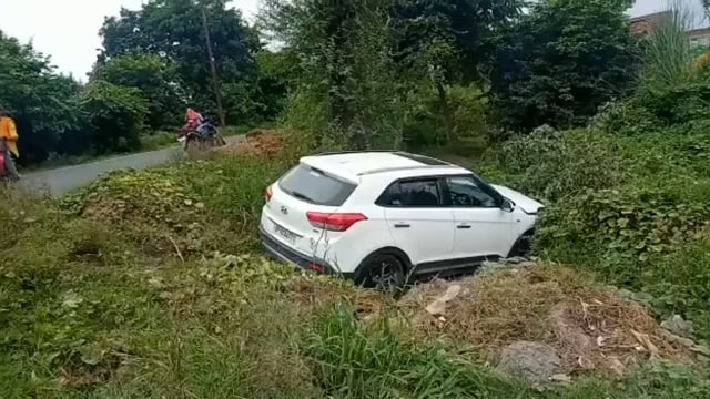 अनियंत्रित कार ने बाइक सवारों को रौंदा गंभीर रूप से हुए घायल निजी हॉस्पिटल में कराया ग्रामीणों ने भर्ती