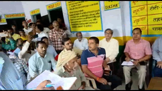 तरबगंज जिला अधिकारी व मुख्य विकास अधिकारी ने परिषदीय विद्यालय में चौपाल लगाकर सुनी ग्रामीणों की समस्या