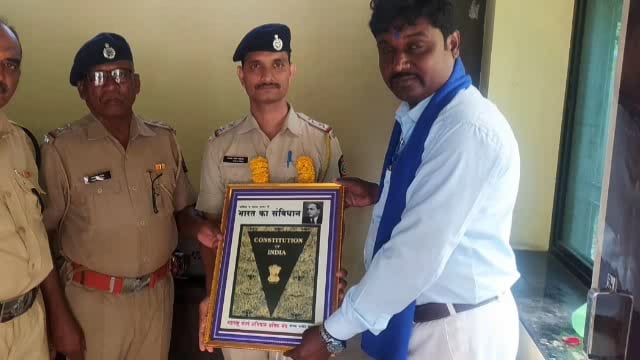 पोलीस उपनिरीक्षक व्यंकट एडके,व पोलीस उपनिरीक्षक देवानंद फडेवार यांचा सन्मान