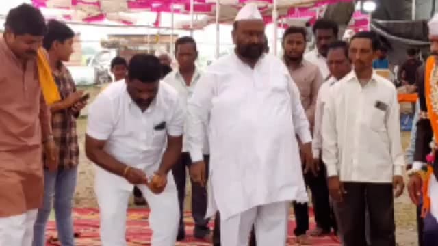 बोधन नगर येथील जगदंबा देवी मंदिर गाभाऱ्याचे माजी नगराध्यक्ष राजेश्वर नीटूरे यांच्या हस्ते उद्घाटन