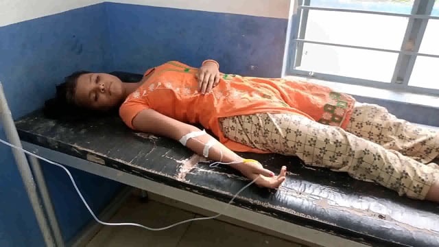 सर्पदंश का शिकार हुई है प्रीति कुमारी का सूरजगढ़ा पीएचसी में किया गया इलाज