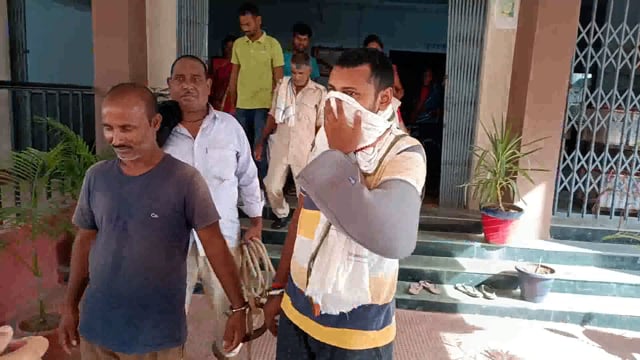 सूर्यगढ़ा थाना पुलिस के द्वारा दो व्यक्ति को शराब के साथ गिरफ्तार किया गया है दोनों को भेजा जा रहा है जेल