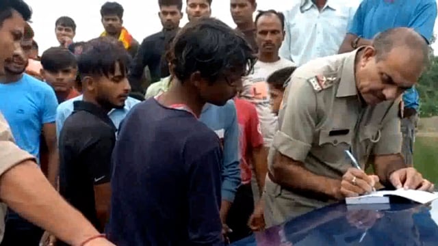 शहर कोतवाली के क्षेत्र में अलीगढ़ से आए मछली पकड़ने के लिए पानी में मौत