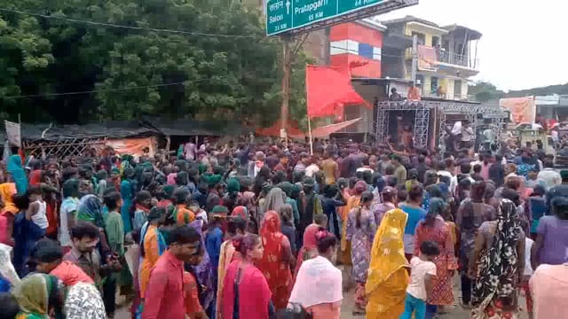 शारदीय नवरात्रि के पवन पर्व पर स्थापित माँ दुर्गा की प्रतिमा का धूमधाम से माँ का जयकारा लगाते हुए किया गया विसर्जन।