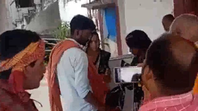 करछना थाना क्षेत्र में प्रेमी संग पकड़ी गई प्रेमिका मामला पहुंचा पुलिस चौकी,परिजनों की सहमति से मंदिर में हुई शादी