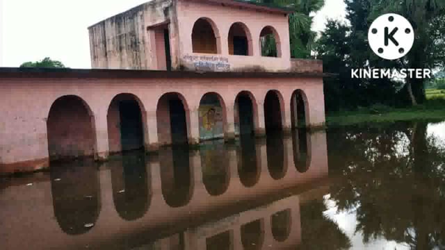 प्रोन्नत मध्य विद्यालय तक्कीपुर का विद्यालय भवन पानी में डूबा पठन-पाठन बाधित