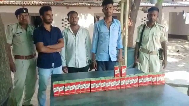 लखीसराय नगर पुलिस ने शहीद द्वार के समीप से तीन शराब कारोबारी को 180ml के 47 टेट्रा पैक के साथ किया गिरफ्तार
