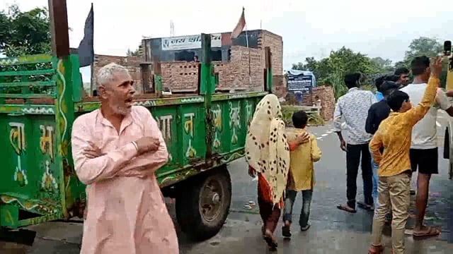 खैर तहसील के गांव शिवाला नहर पर शनिदेव मंदिर पर भक्तों ने पूजा-अर्चना कर किया भंडारा