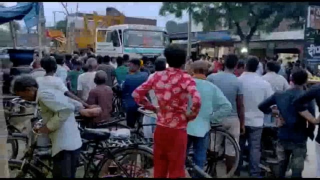 भारी भरकम ट्रेलर ने वाहनों को मारा टक्कर, संग्रामगढ़ पुलिस की सक्रियता से पकड़ा गया ट्रेलर, चालक पर नशे में होने का शक