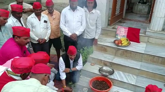 समाजवादी पार्टी के संरक्षक मुलायम सिंह की तबीयत खराब होने पर कार्यकर्ताओं ने बाबागंज के डीहबलई ग्राम सभा में किया पूजन